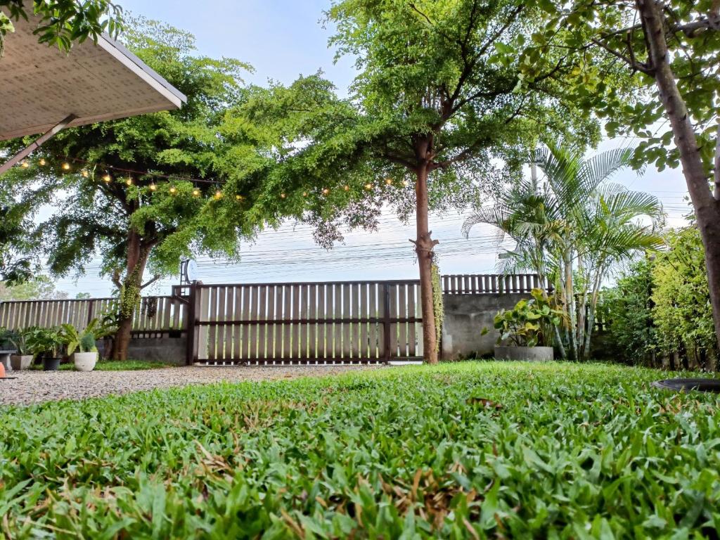 Zahrada ubytování Walai House วลัยเฮ้าส์ กาญจนบุรี