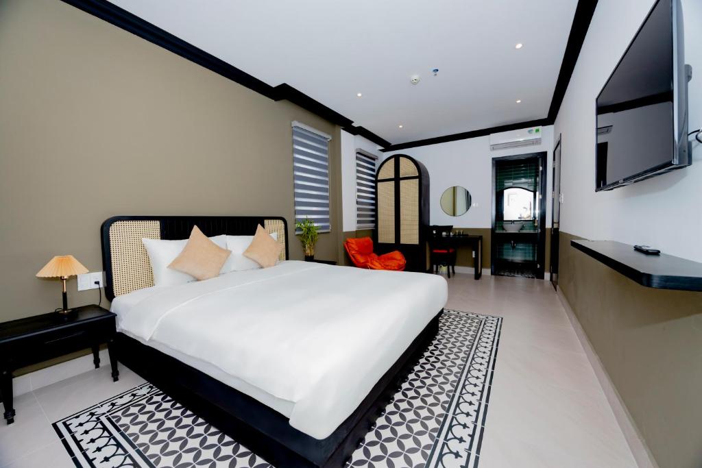 富国SUNSET BAY RETREAT的卧室里有一张白色的大床和一台电视