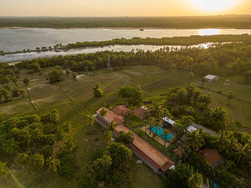 una vista aérea de un complejo con un río y un tren en Palmera Eco Resorts Nilaveli, en Trincomalee