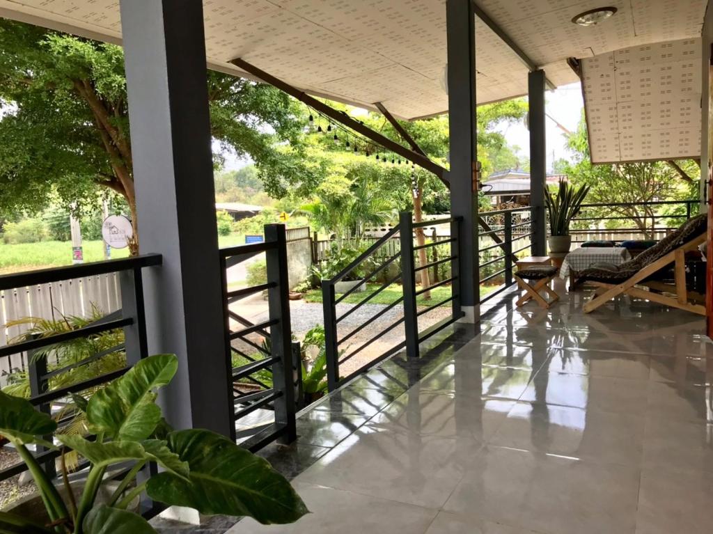 Balkón nebo terasa v ubytování Walai House วลัยเฮ้าส์ กาญจนบุรี