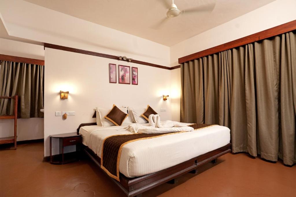 Кровать или кровати в номере Coffee Acres Resort
