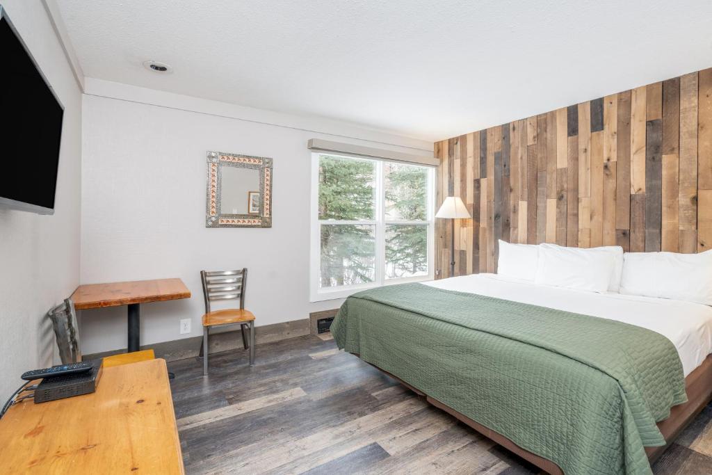 1 dormitorio con cama, ventana y TV en Mountainside Inn 209 Hotel Room en Telluride