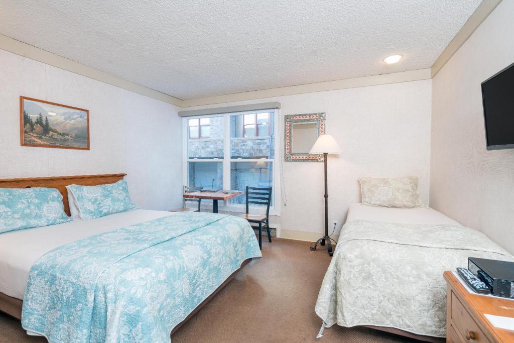 een hotelkamer met 2 bedden en een raam bij Mountainside Inn 301 Hotel Room in Telluride