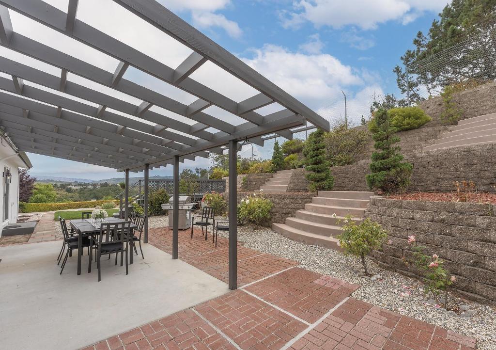 eine Terrasse mit einem Tisch und Stühlen unter einer Pergola in der Unterkunft 3896 Gather and Rest home in Del Rey Oaks