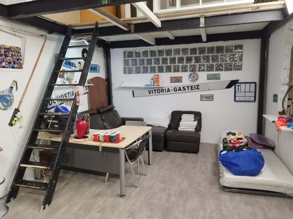 um quarto com um sofá e uma mesa numa garagem em Sanfermines Loft Industrial em Berrioplano