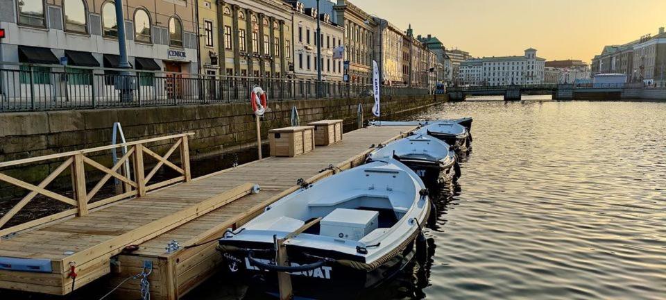 Výhled na řeku, která protéká v blízkosti ubytování na lodi
