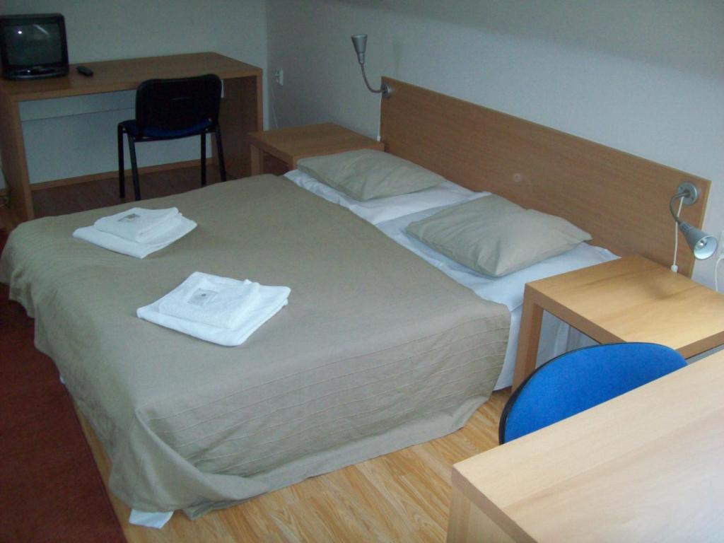 Postel nebo postele na pokoji v ubytování hotel U lip Trojanovice