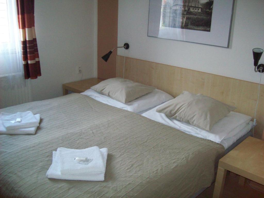 Postel nebo postele na pokoji v ubytování hotel U lip Trojanovice