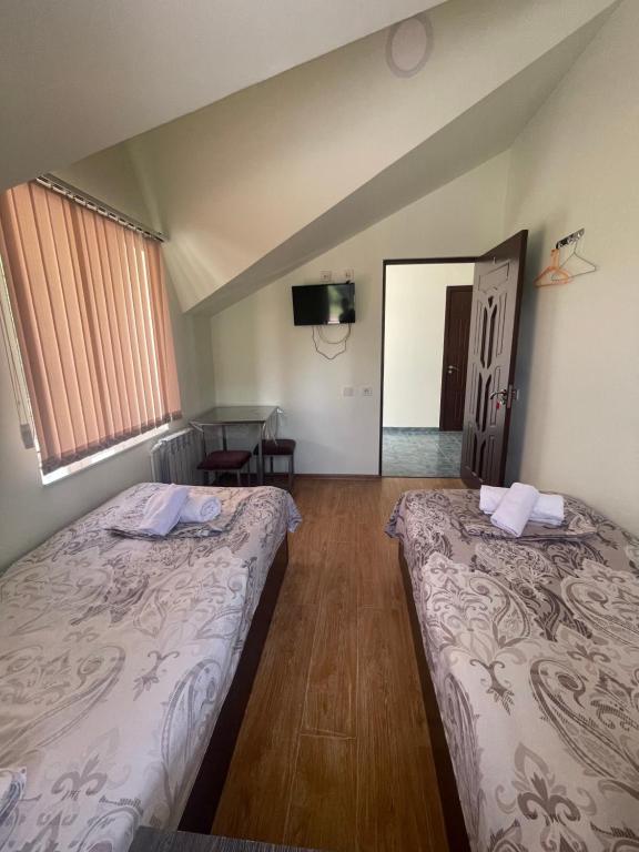 Postel nebo postele na pokoji v ubytování Noragyugh Guest House