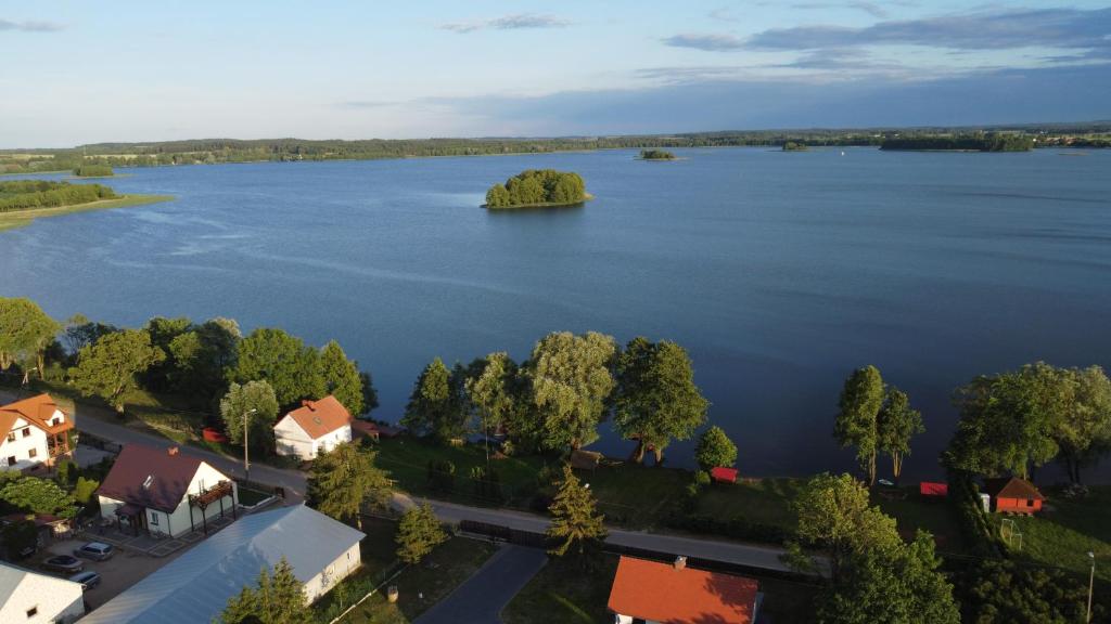 uma vista aérea de um grande lago com casas e árvores em Apartamenty - Grądzkie 19 em Grądzkie