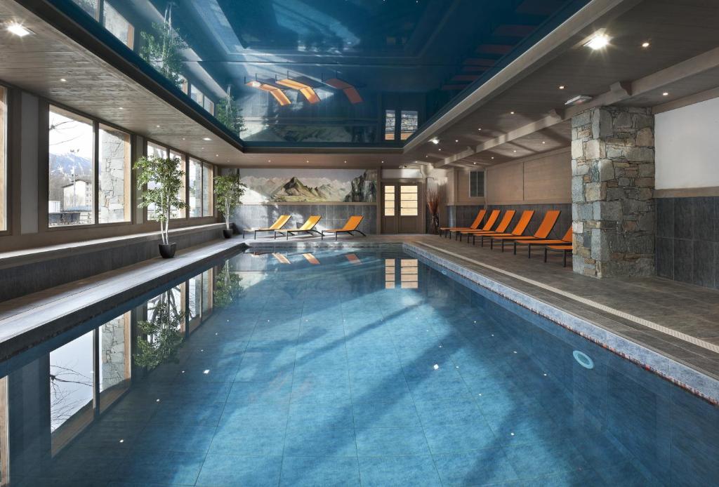 uma piscina numa casa com um interior em CGH Résidences & Spas Le Coeur d'Or em Bourg-Saint-Maurice