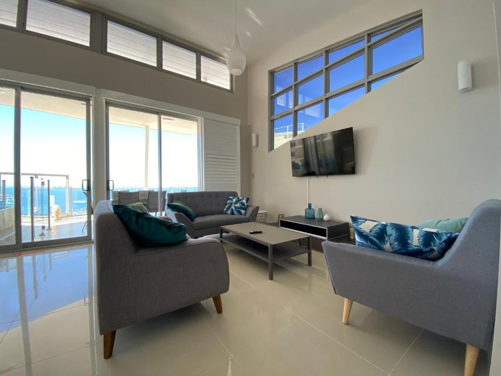 TV a/nebo společenská místnost v ubytování Redvue Holiday Apartments