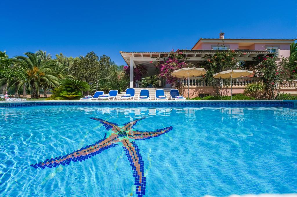 una piscina con una estrella de mar en el agua en Ideal Property Mallorca - Casa Bonita, en Colonia de Campos