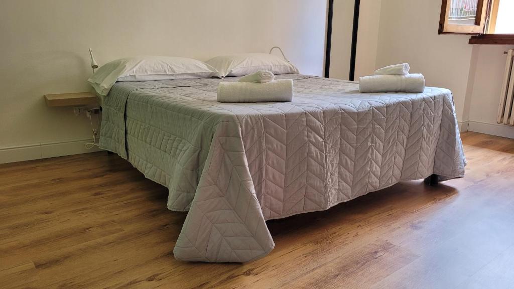 uma cama com duas almofadas num quarto em Aretina Florence Villa em Florença