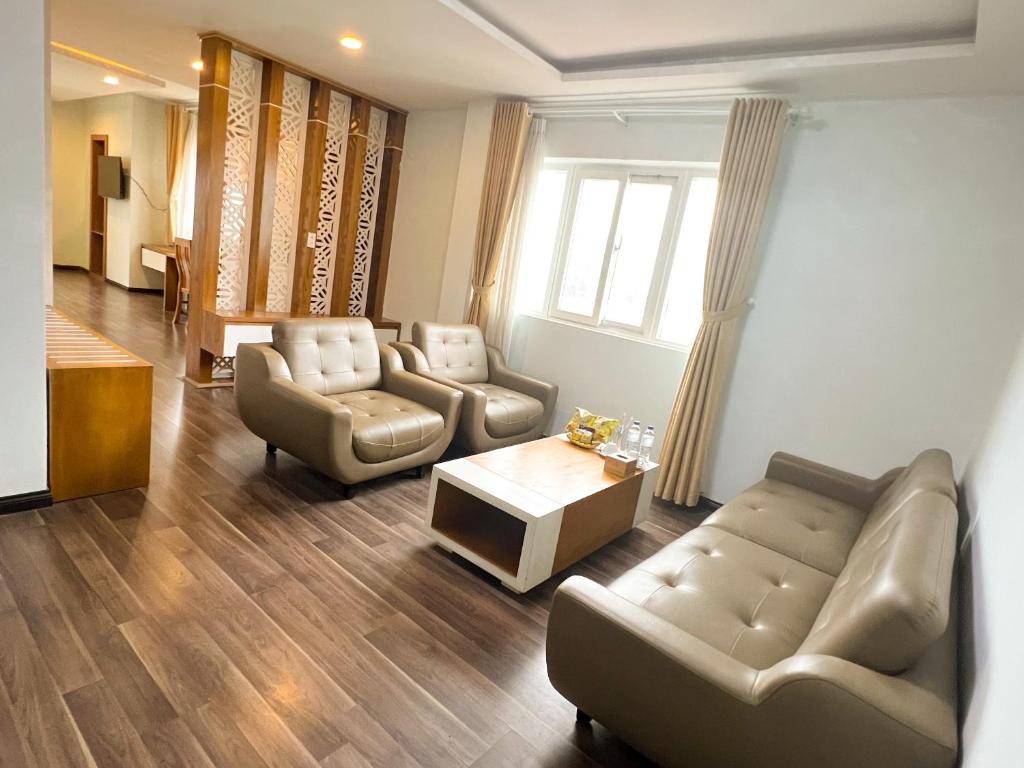 Ruang duduk di Legacy Hotel