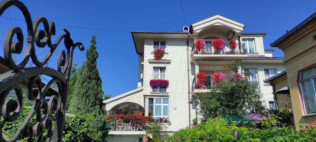 un edificio con fioriere sui balconi di Vila Sentić a Vranje