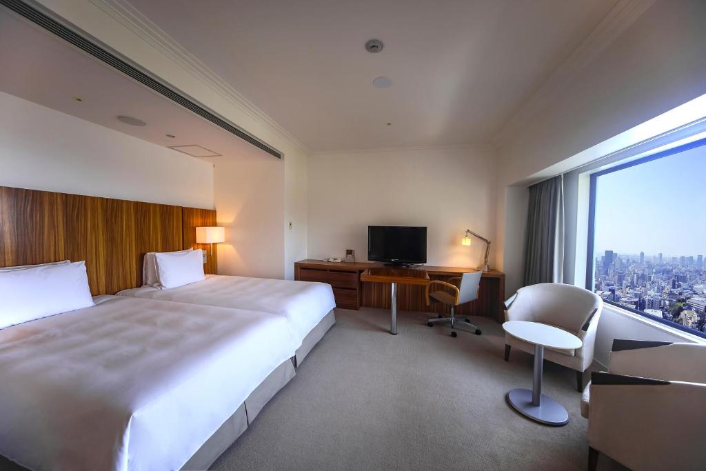 TV a/nebo společenská místnost v ubytování ANA Crowne Plaza Kobe by IHG