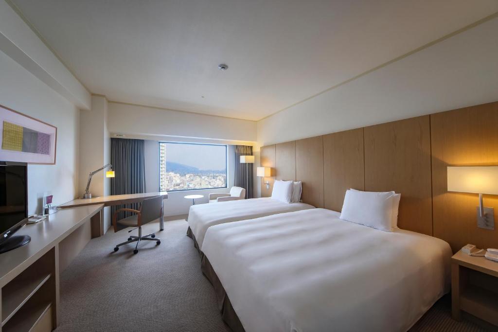 TV a/nebo společenská místnost v ubytování ANA Crowne Plaza Kobe by IHG