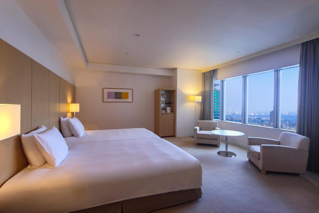 Postel nebo postele na pokoji v ubytování ANA Crowne Plaza Kobe by IHG