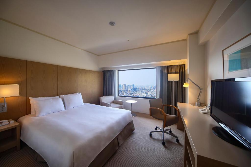 TV a/nebo společenská místnost v ubytování ANA Crowne Plaza Kobe by IHG