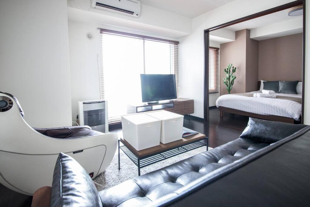 Fancy2 في سابورو: غرفة معيشة مع أريكة وسرير