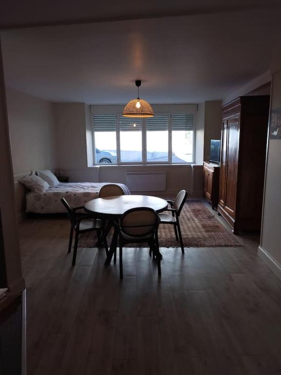 Photo de la galerie de l'établissement Très grand studio au pied du plateau d'Angoulême., à Angoulême