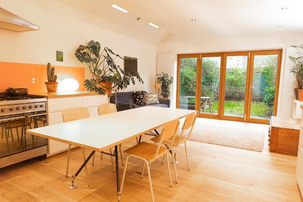 a kitchen and dining room with a table and chairs at Stunning 3-bedroom townhouse in superb location in London