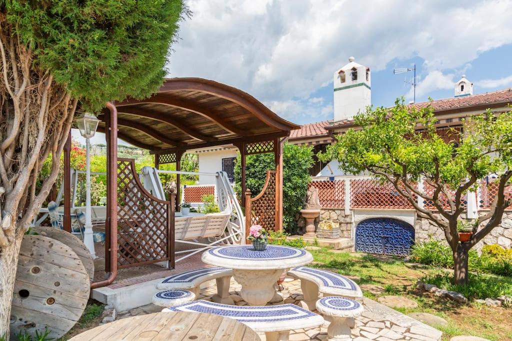 um pátio com uma mesa e uma fonte em Historic Luxury Villa em Terracina