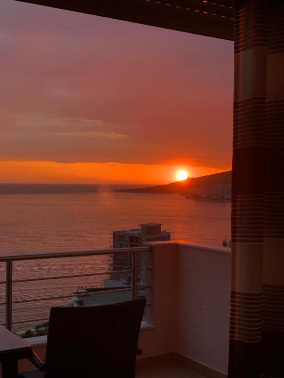 puesta de sol desde el balcón de un crucero en Vila Kea Mucobega en Sarandë