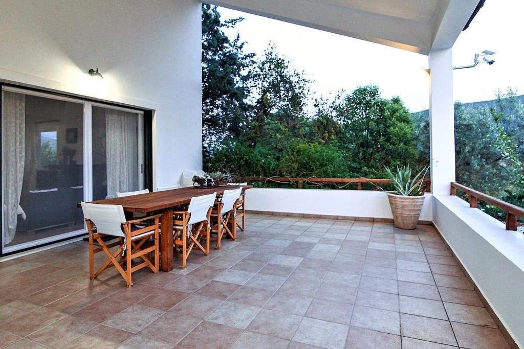 Balkon lub taras w obiekcie Beautiful Villa with swimming pool near Nafplion