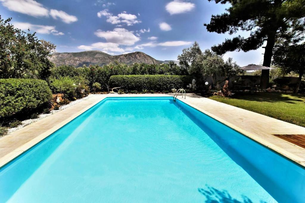 Basen w obiekcie Beautiful Villa with swimming pool near Nafplion lub w pobliżu