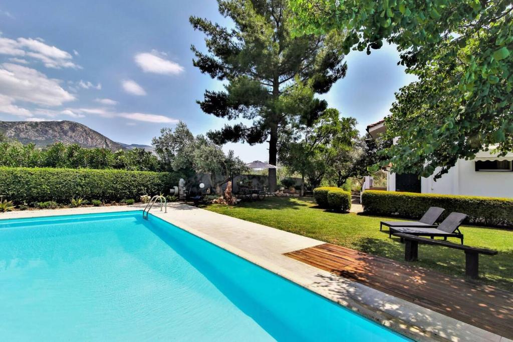 Basen w obiekcie Beautiful Villa with swimming pool near Nafplion lub w pobliżu