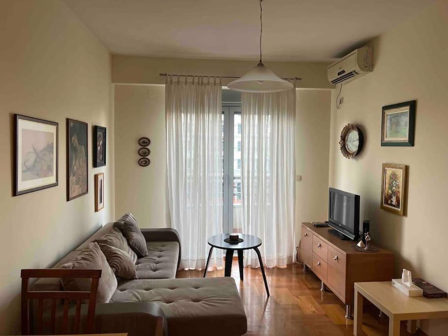 uma sala de estar com um sofá e uma mesa em Sunny place em Podgorica