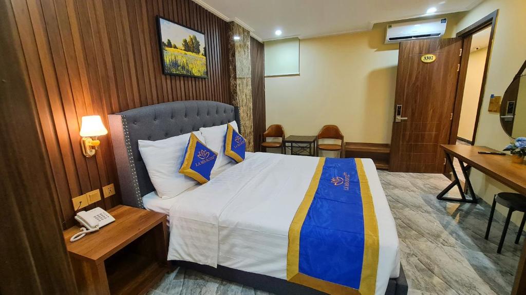 Postel nebo postele na pokoji v ubytování LA MIA Lakeview Hotel