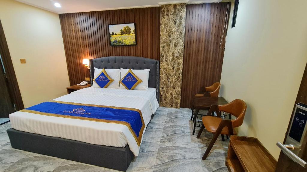 a bedroom with a large bed in a room at LA MIA Lakeview Hotel in Pleiku