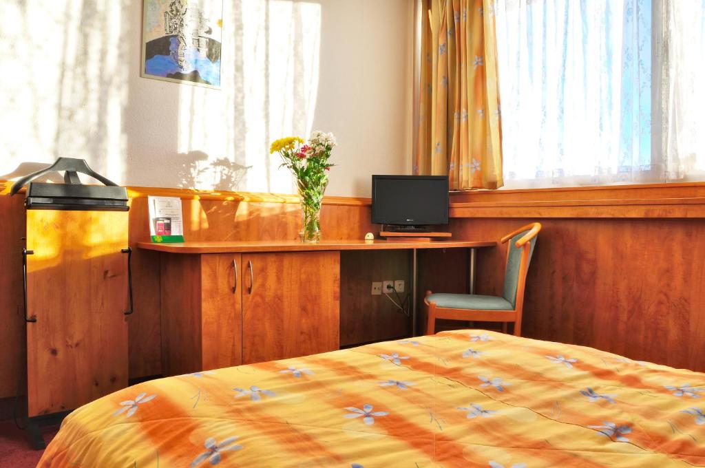 Postel nebo postele na pokoji v ubytování Hotel Olympik