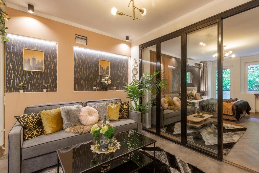 - un salon avec un canapé et une table dans l'établissement Stylish Quentin Apartment in the King Street, à Budapest