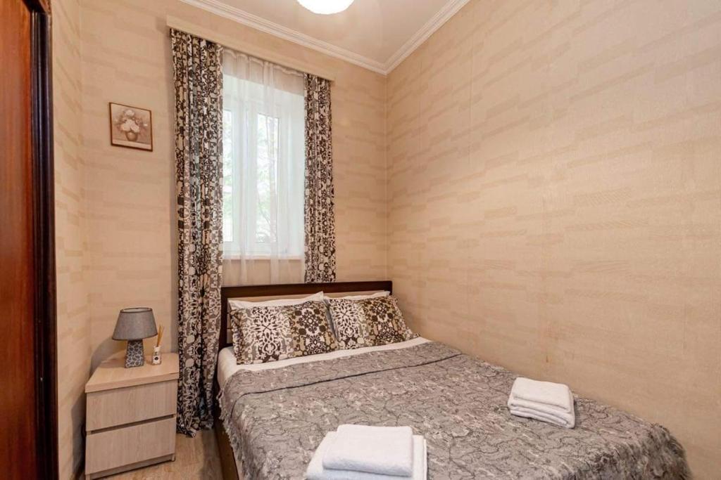 Un dormitorio pequeño con una cama y una ventana. en Apartment Data, en Tiflis