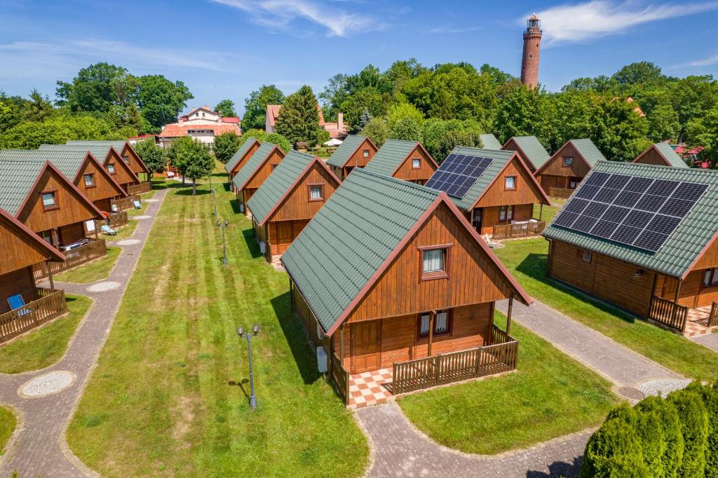 una vista aérea de una fila de casas con paneles solares en Ośrodek Rekreacyjny Aga en Gąski