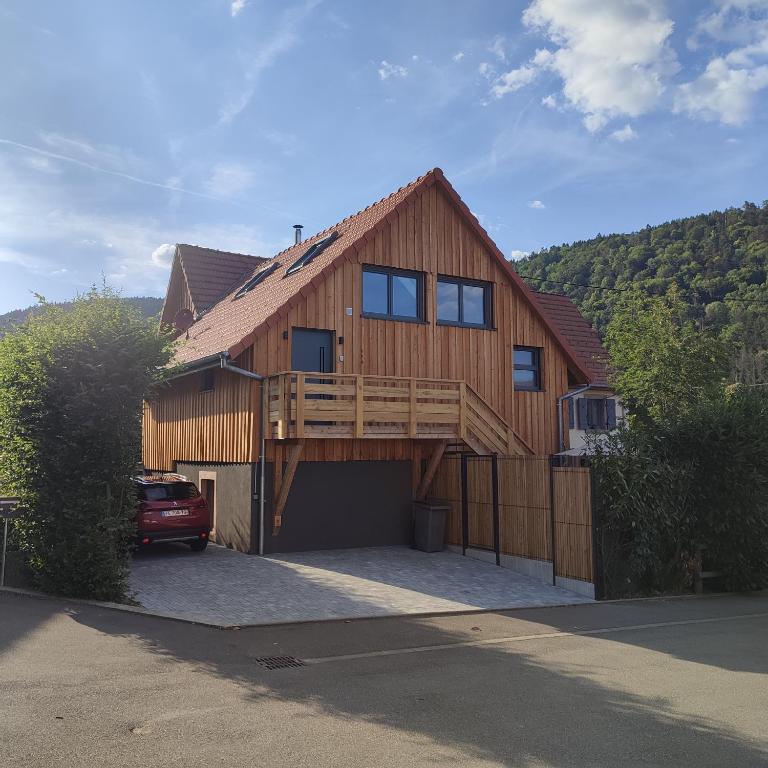 a large wooden house with a large garage at Les gîtes du Falimont in Stosswihr