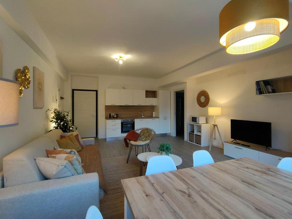 een woonkamer met een bank en een tafel bij Valtellina Vacanze in Sondrio