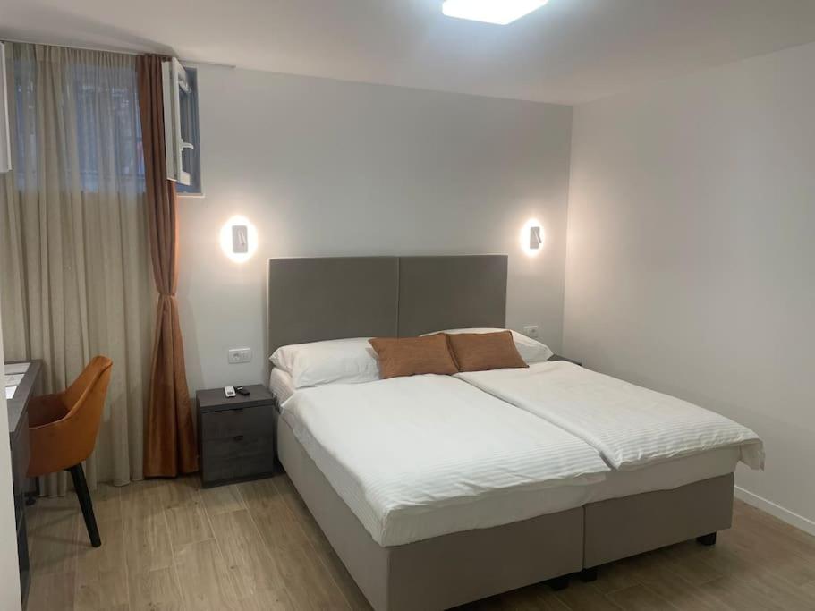 Schlafzimmer mit einem Bett, einem Schreibtisch und einem Stuhl in der Unterkunft Apartman Martinac in Split