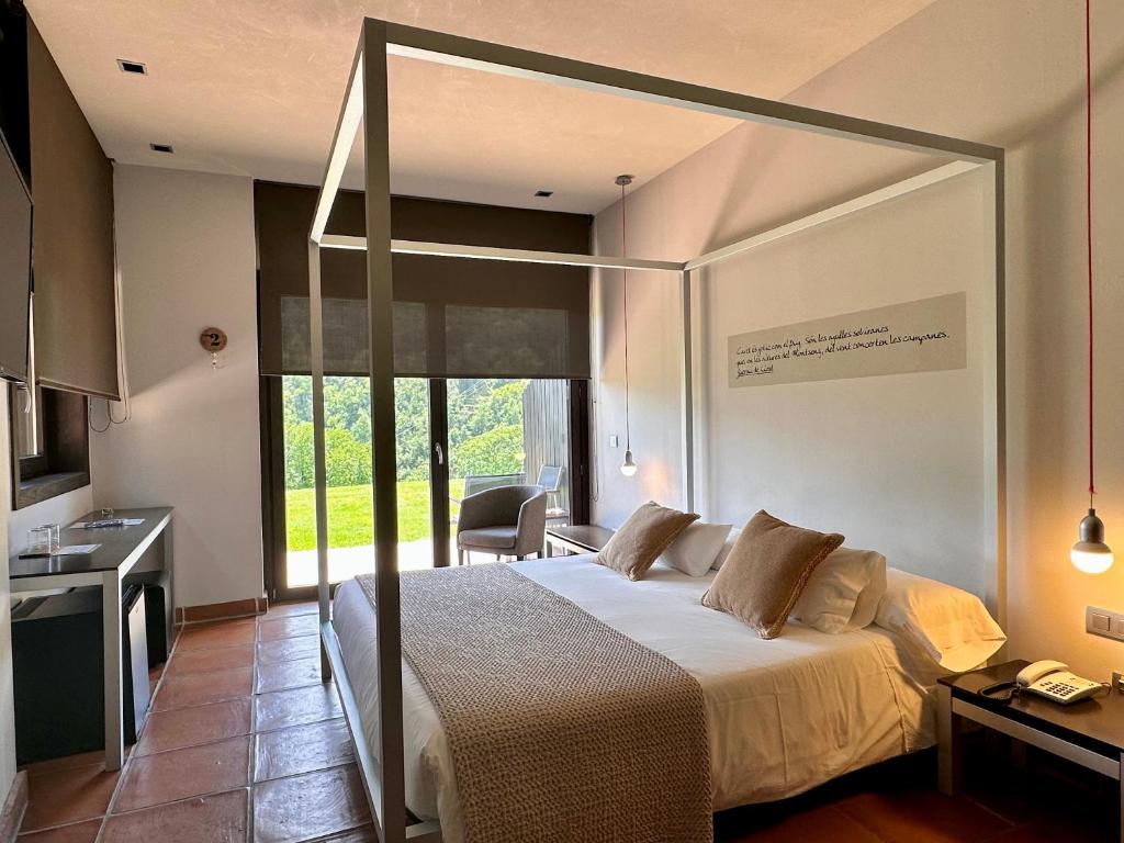 Postel nebo postele na pokoji v ubytování Hotel Rural-Spa Resguard Dels Vents