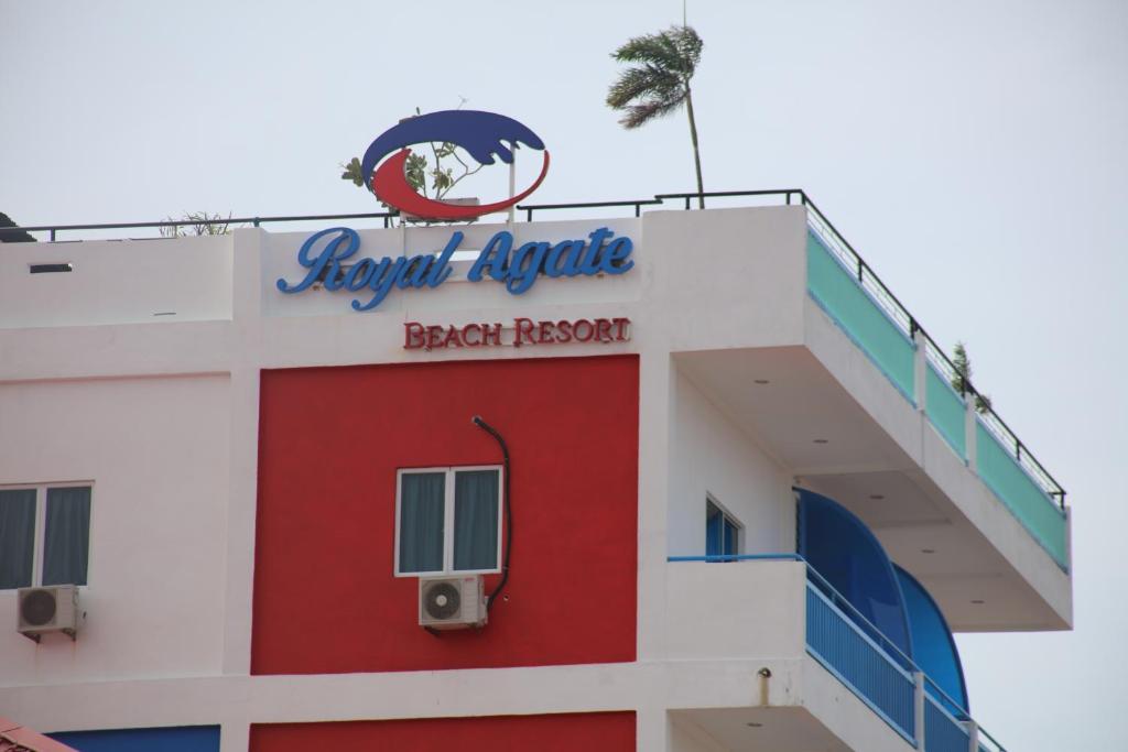 ein Hotel mit einem Schild darüber in der Unterkunft Royal Agate Beach Resort in Pantai Cenang