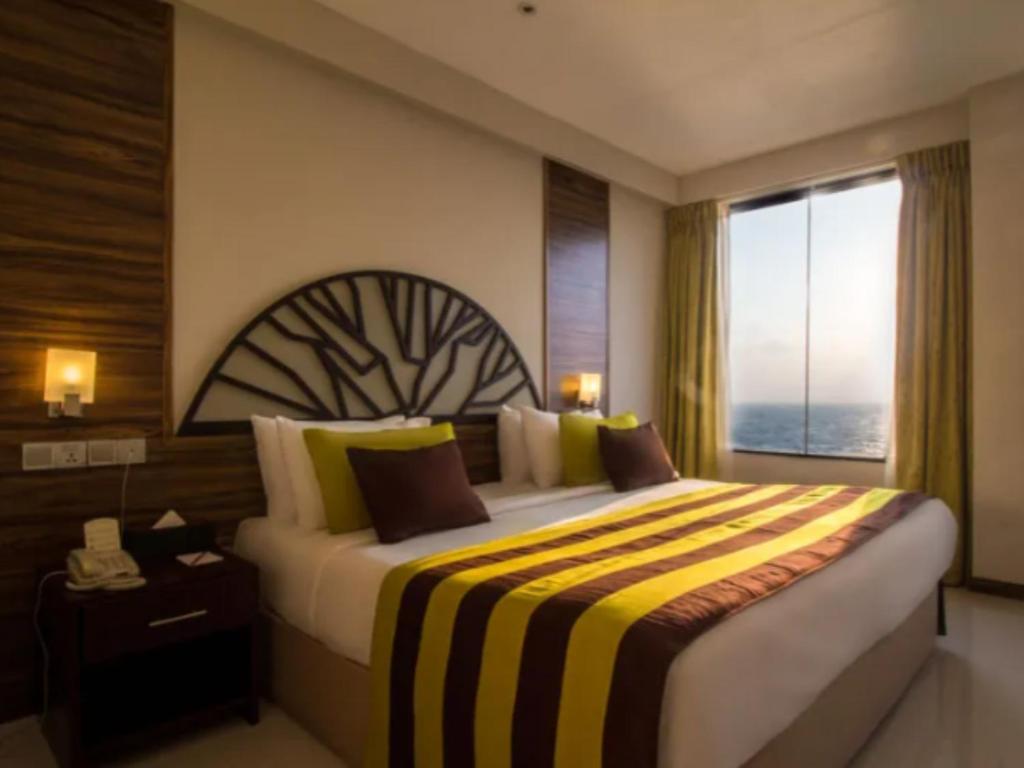 Postel nebo postele na pokoji v ubytování The Ocean Colombo
