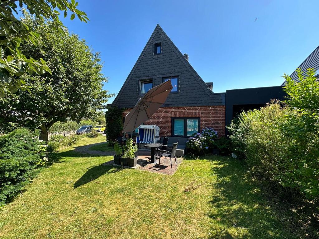 a house with a picnic table in the yard at Haus-Inken-Maria-Ost in Westerland (Sylt)