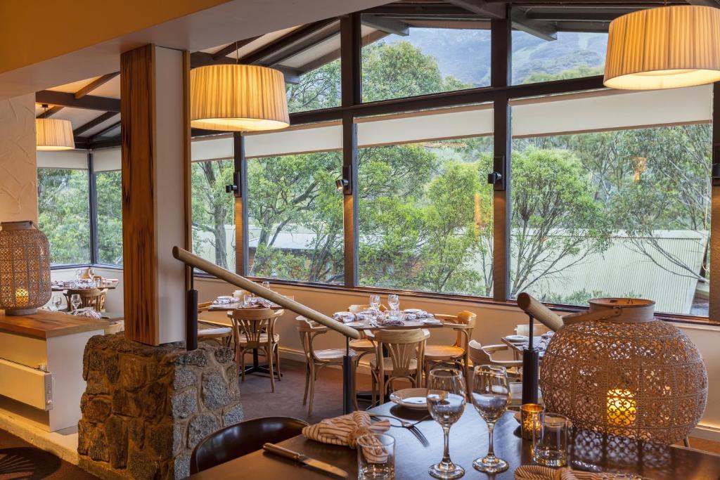 Restaurace v ubytování The Denman Hotel in Thredbo