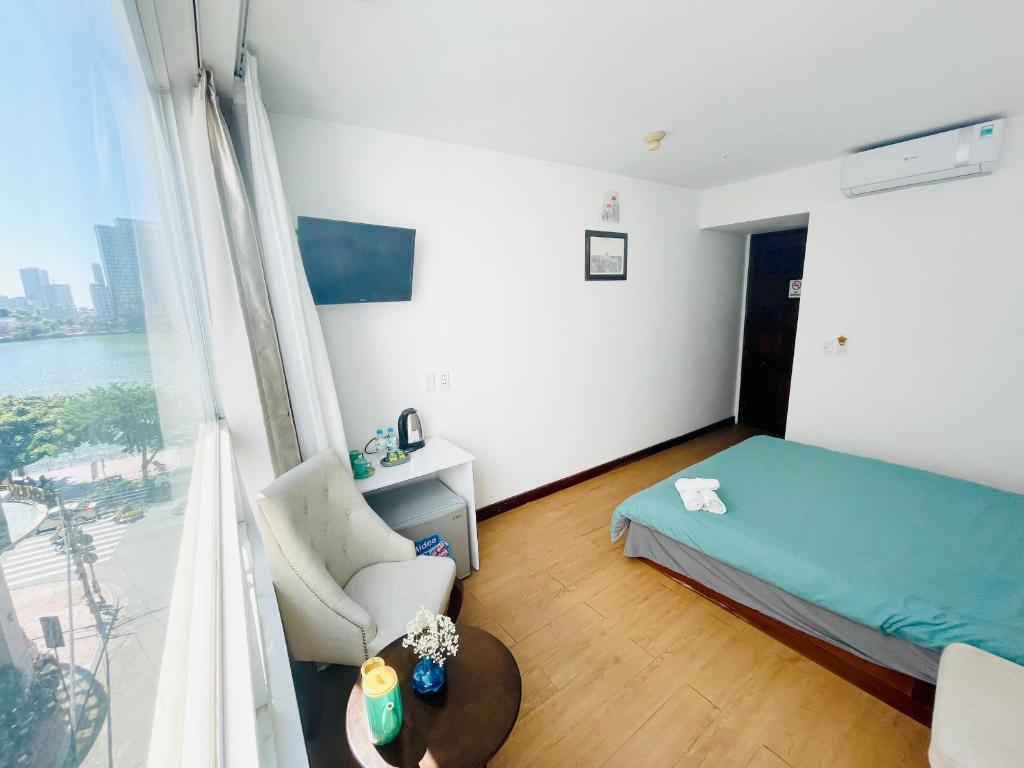 Postel nebo postele na pokoji v ubytování Onestar Danang Riverside