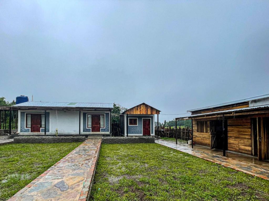 een huis met een tuin met twee gebouwen bij DA - SAN Stay in Shillong