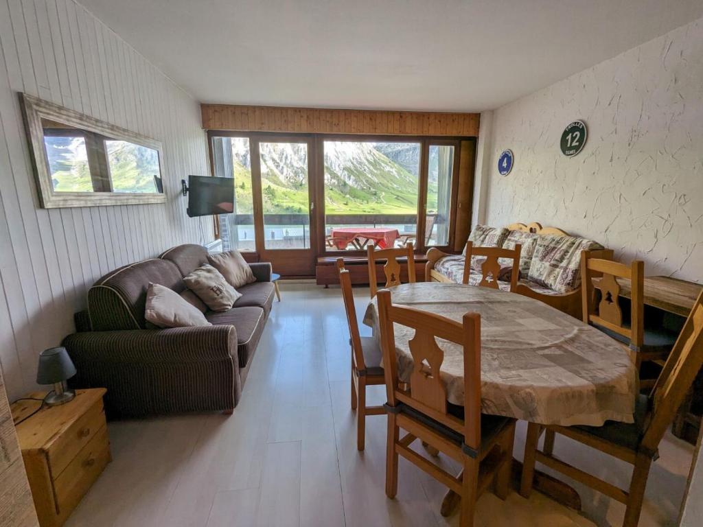 a living room with a table and a couch at Tignes le Lac - Appartement au pied des pistes in Tignes